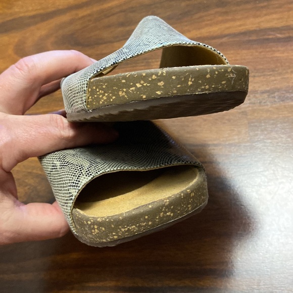 Clark's woman's US size 6 sandals, slides. Snakeskin print - Picture 5 of 8